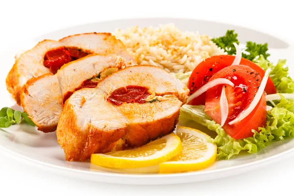 Pechuga Pollo Rellena Frutas Secas Plato Blanco Con Arroz Verduras — Foto de Stock