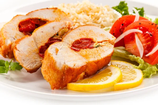 Petto Pollo Farcito Con Frutta Secca Piatto Bianco Con Riso — Foto Stock