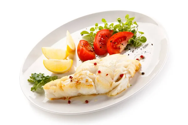 Pesce Stufato Con Verdure Limone Piatto Bianco — Foto Stock