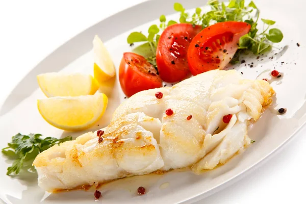 Vista Ritagliata Pesce Stufato Con Verdure Limone Piatto Bianco — Foto Stock