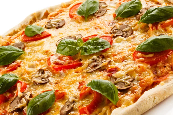 Vegetarische Pizza Mit Tomaten Pilzen Basilikum Und Käse Isoliert Auf — Stockfoto