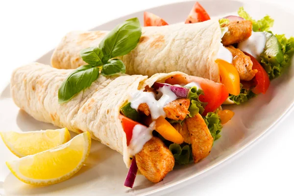 Schließen Sie Zwei Hühnershawarma Auf Weißem Teller Mit Tomaten Und — Stockfoto