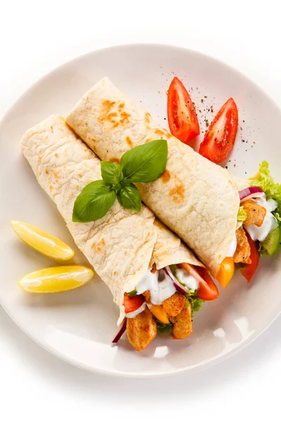 Ansicht Von Zwei Hühnershawarma Auf Weißem Teller Mit Tomaten Und — Stockfoto