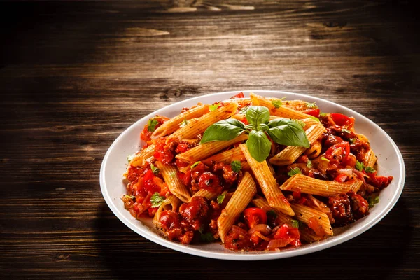 Pikante Macaroni Met Bolognese Saus Basilicum Blaadjes — Stockfoto