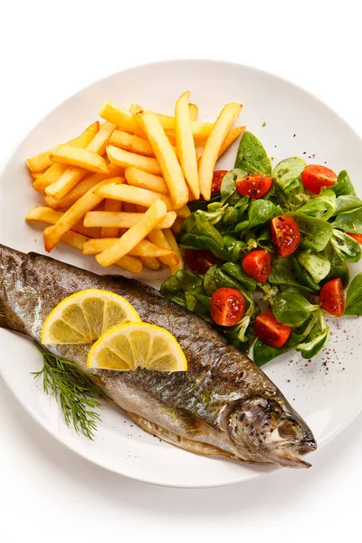 Peixe Assado Inteiro Com Batatas Fritas Salada Fresca Prato Branco — Fotografia de Stock