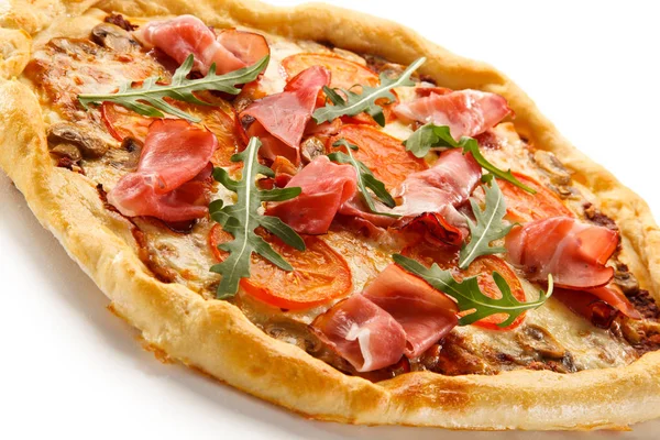 Detailansicht Einer Pizza Mit Tomaten Rucola Pilzen Mozzarella Und Prosciutto — Stockfoto