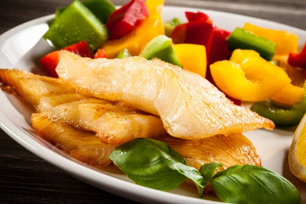 Gebackener Fisch Mit Frischem Gemüse Und Zitronenstücken Auf Weißem Teller — Stockfoto