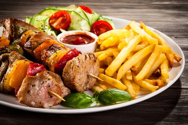 Patates Kızartması Taze Salata Ile Kebab — Stok fotoğraf