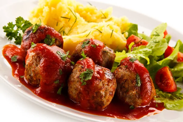 Detail View Meatballs Tomato Sauce Mashed Potatoes Vegetables White Plate — Stock Photo, Image
