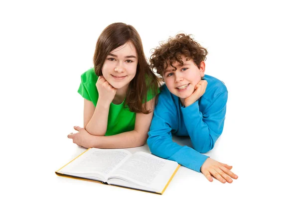 Niños Leyendo Libro Juntos Aislados Sobre Fondo Blanco —  Fotos de Stock