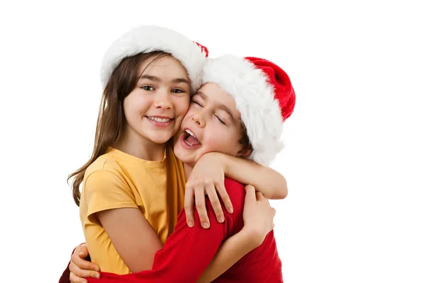 Kids Santa Hats Hugging Isolated White Background — Stock Photo, Image