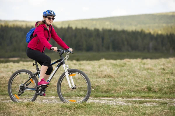 Aktive Erwachsene Frau Rosa Und Schwarzer Sportbekleidung Mit Fahrrad Feld — Stockfoto