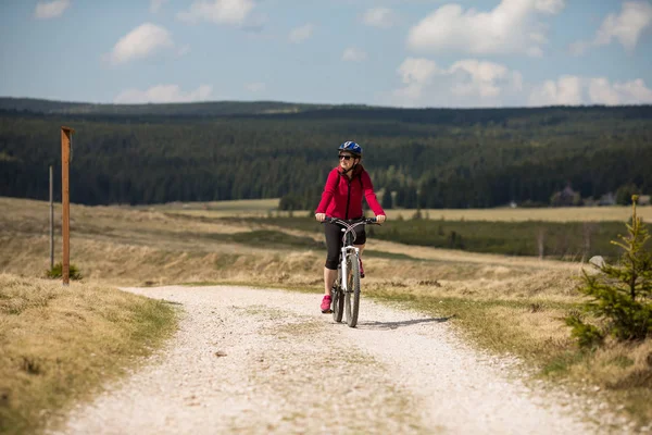 Aktiv Vuxen Kvinna Rosa Och Svart Sportkläder Cyklar Fältet — Stockfoto