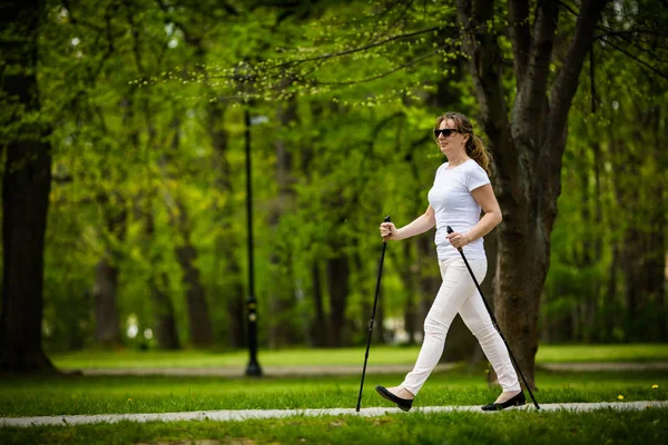 Femme Blanc Vêtements Décontractés Marche Dans Parc Printemps Utilisant Des — Photo