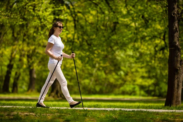 Mujer Ropa Casual Blanca Caminando Parque Primavera Usando Palos Turísticos — Foto de Stock