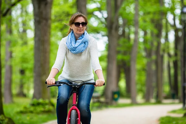 Erwachsene Frau Freizeitkleidung Radelt Frühlingspark — Stockfoto