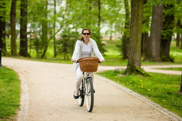 Donna Adulta Abbigliamento Casual Cavalcando Bicicletta Femminile Nel Parco Primaverile — Foto Stock