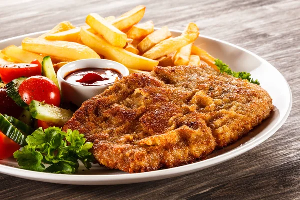 Vue Détaillée Schnitzel Porc Avec Frites Légumes Sauce Barbecue Sur — Photo