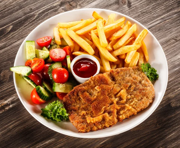 Vista Superior Schnitzel Cerdo Con Papas Fritas Verduras Salsa Barbacoa — Foto de Stock