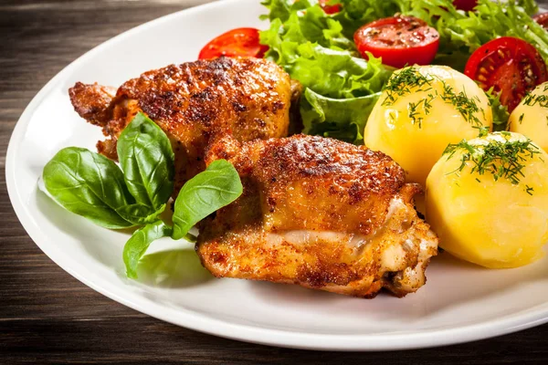 Coxas Frango Assadas Com Batatas Cozidas Legumes Frescos Prato Branco — Fotografia de Stock