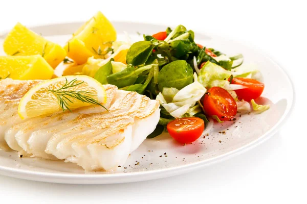 Gebackener Fisch Mit Salat Und Salzkartoffeln Auf Weißem Teller — Stockfoto