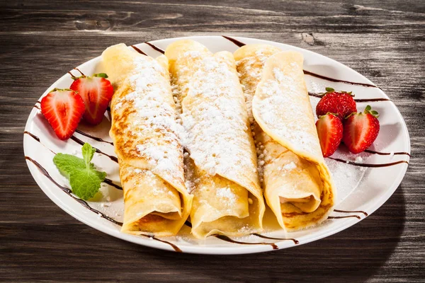 Crepes Con Fresas Plato Blanco —  Fotos de Stock