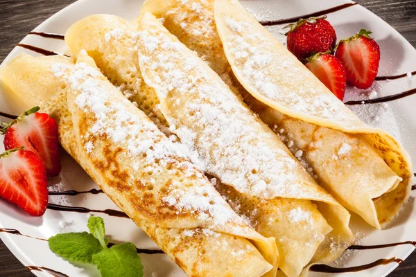 Vista Detallada Crepes Con Fresas Plato Blanco — Foto de Stock