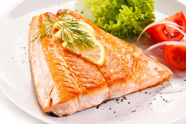 Detailansicht Gebratener Lachs Mit Tomaten Salat Und Zitrone Auf Weißem — Stockfoto