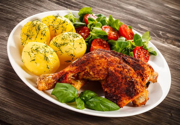 Sült Csirke Láb Főtt Burgonyával Növényi Saláta — Stock Fotó