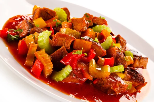 Verduras Cocidas Con Carne Salsa Plato Blanco — Foto de Stock