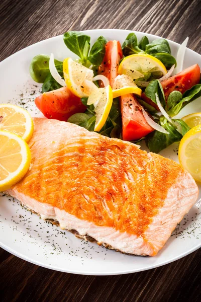 Filetto Salmone Alla Griglia Con Verdure Limone — Foto Stock