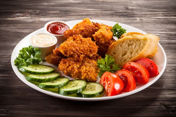 Chicken Nuggets Mit Geschnittenem Gemüse Und Soßen — Stockfoto