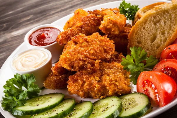 Nuggets Pollo Con Verduras Salsas Rodajas —  Fotos de Stock