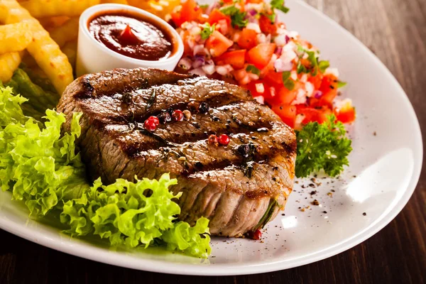 Stäng Grillad Filet Mignon Med Vågiga Pommes Och Grönsaker Sallad — Stockfoto