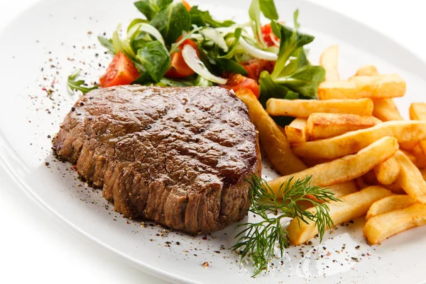 Detaljvy Grillad Filet Mignon Med Färsk Sallad Och Pommes Frites — Stockfoto