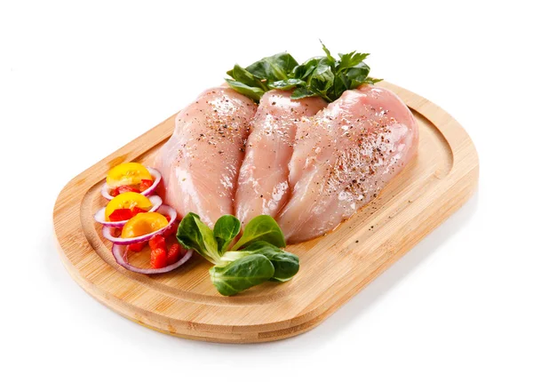 Kyckling Bröst Träskiva Med Grönsaker — Stockfoto