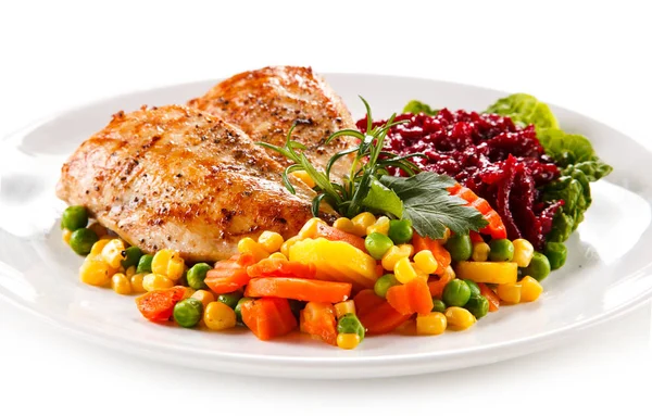 Detaljvy Grillad Kycklingbröst Med Kokta Grönsaker Och Sockerbetor Sallad — Stockfoto