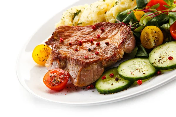 Vista Detalhada Carne Porco Assada Com Purê Batatas Salada Fresca — Fotografia de Stock