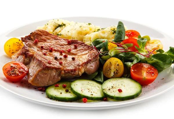 Vista Detalhada Carne Porco Assada Com Purê Batatas Salada Fresca — Fotografia de Stock