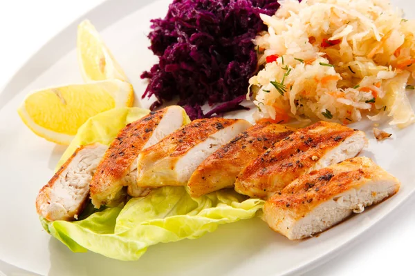 Detail View Roasted Chicken Breast Pieces Cabbage Beet Salad Lettuce — Stock Photo, Image