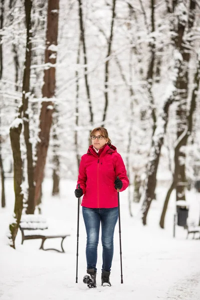 Středního Věku Žena Pracující Městském Parku Pomocí Turistické Hole Nordická — Stock fotografie