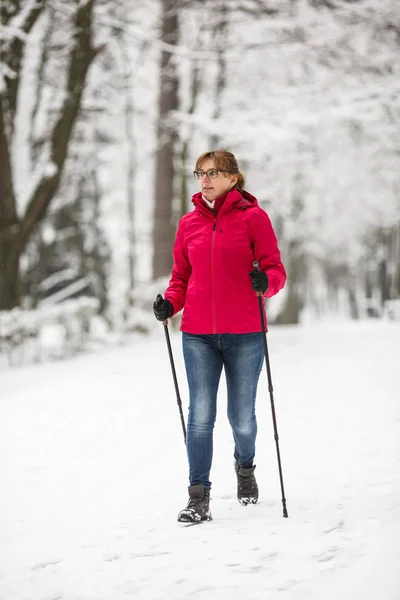 Frau Mittleren Alters Trainiert Stadtpark Mit Touristenstöcken Nordic Walking — Stockfoto