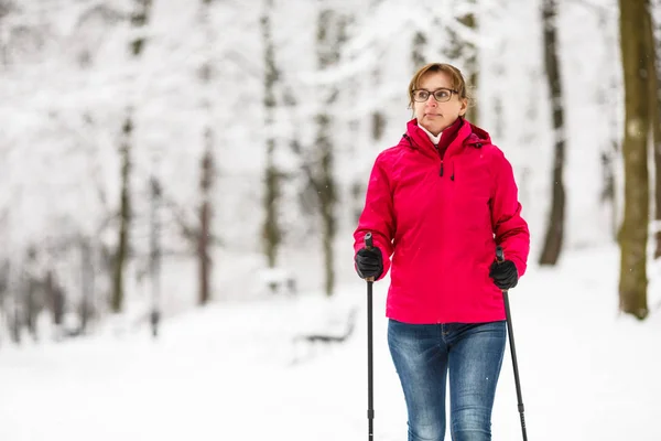 Frau Mittleren Alters Trainiert Stadtpark Mit Touristenstöcken Nordic Walking — Stockfoto