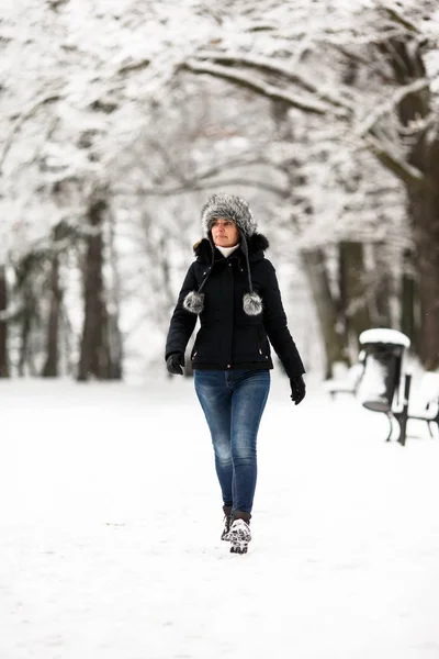 Mujer Activa Mediana Edad Caminando Parque Ciudad Invierno — Foto de Stock