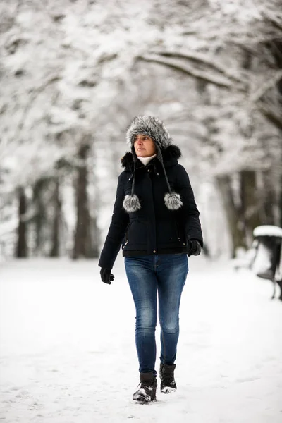 Actieve Middelbare Leeftijd Vrouw Stadspark Lopen Winter — Stockfoto