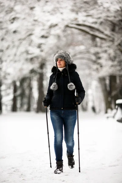 Actieve Vrouw Die Werkt Met Behulp Van Toeristische Stokken Stadspark — Stockfoto