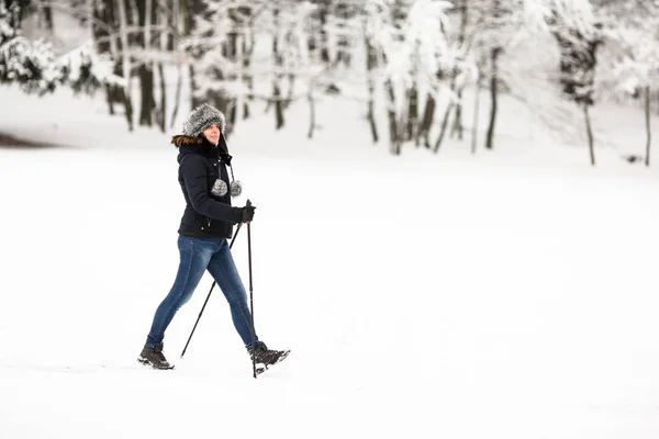 都市公園における観光の棒を使用してアクティブな女性 ノルディック ウォーキング — ストック写真