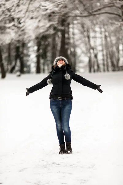 Mujer Activa Mediana Edad Caminando Parque Ciudad Invierno — Foto de Stock