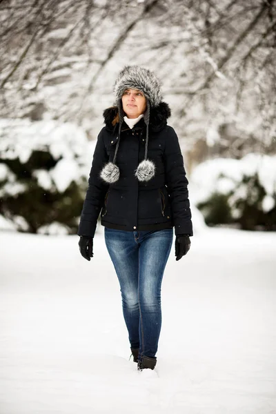 Mujer Activa Mediana Edad Caminando Parque Ciudad Invierno — Foto de Stock