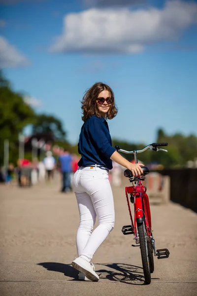 アーバンバイク 自転車を持つ若い女性 — ストック写真